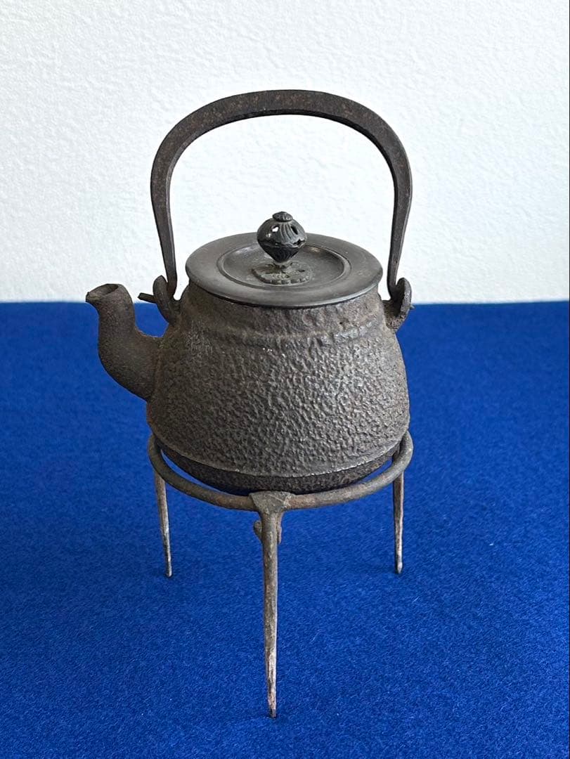 小さな鉄瓶 煎茶道具 銅製蓋 明治時代から伝わる 桐時代箱・時代五徳・時代瓶敷付