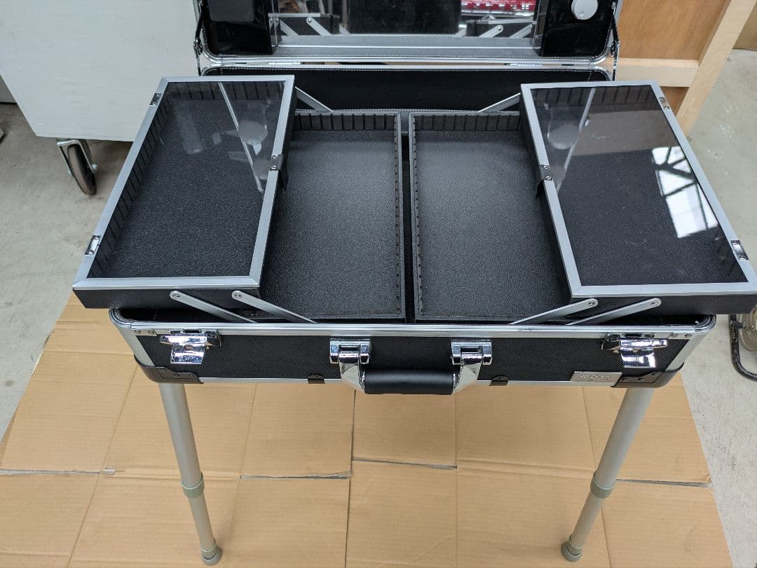 ジュラルミンケース　メイクボックス　LED照明女優ミラー付きメイクアップテーブル