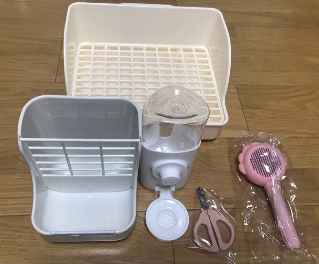 お得5点セット（ウサギ用トイレ、給水器、餌入り、爪切り、ワンプッシュくし）
