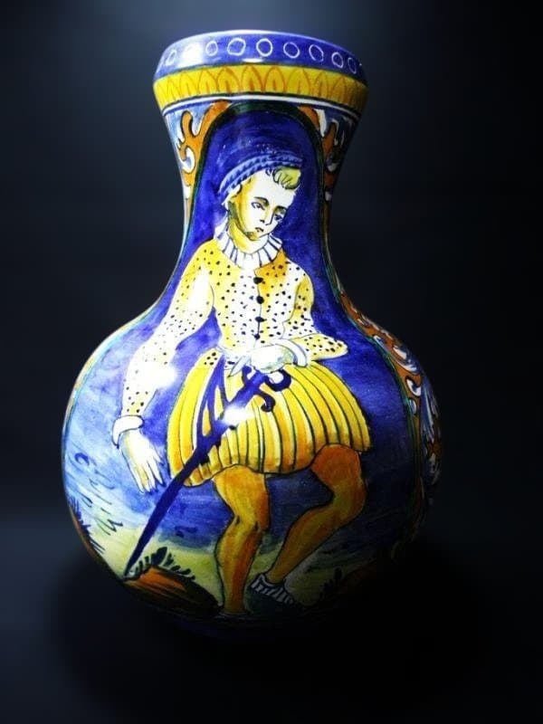 イタリヤを代表する陶芸 マジョリカ窯 彩釉人物文 飾り壺