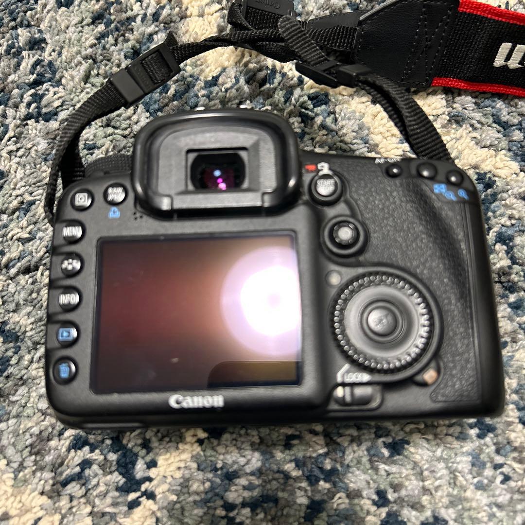Canon EOS 7D 本体 + 付属品（充電器、 充電池、デジタルフィルタ）