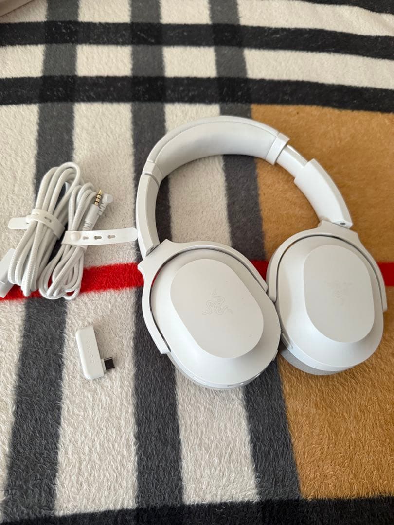 ヘッドホン Razer Barracuda Mercury White