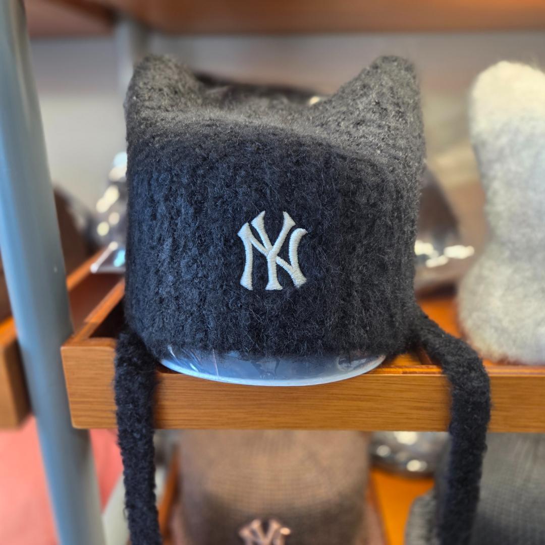 人気沸騰‼ MLB Korea 黒 紐付き ビーニー 猫耳 韓国 カリナ着用