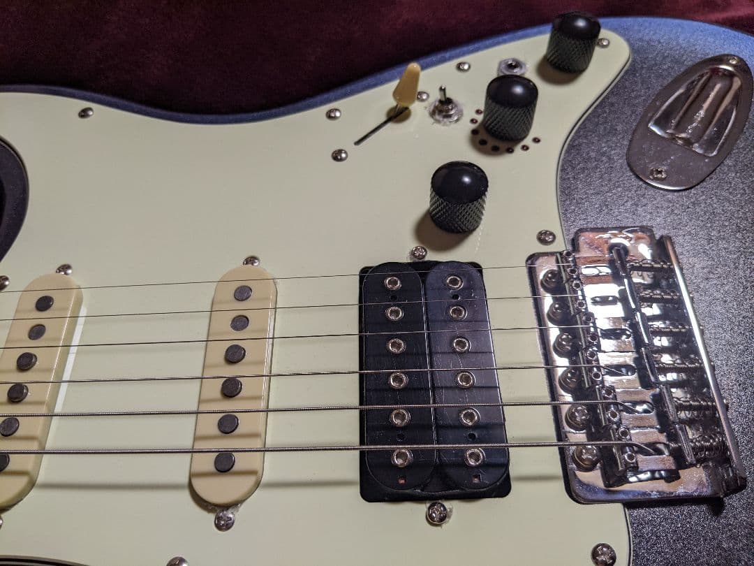 高品質アルダー材とローステッドメイプルネックを採用したプロ仕様のスマートギター