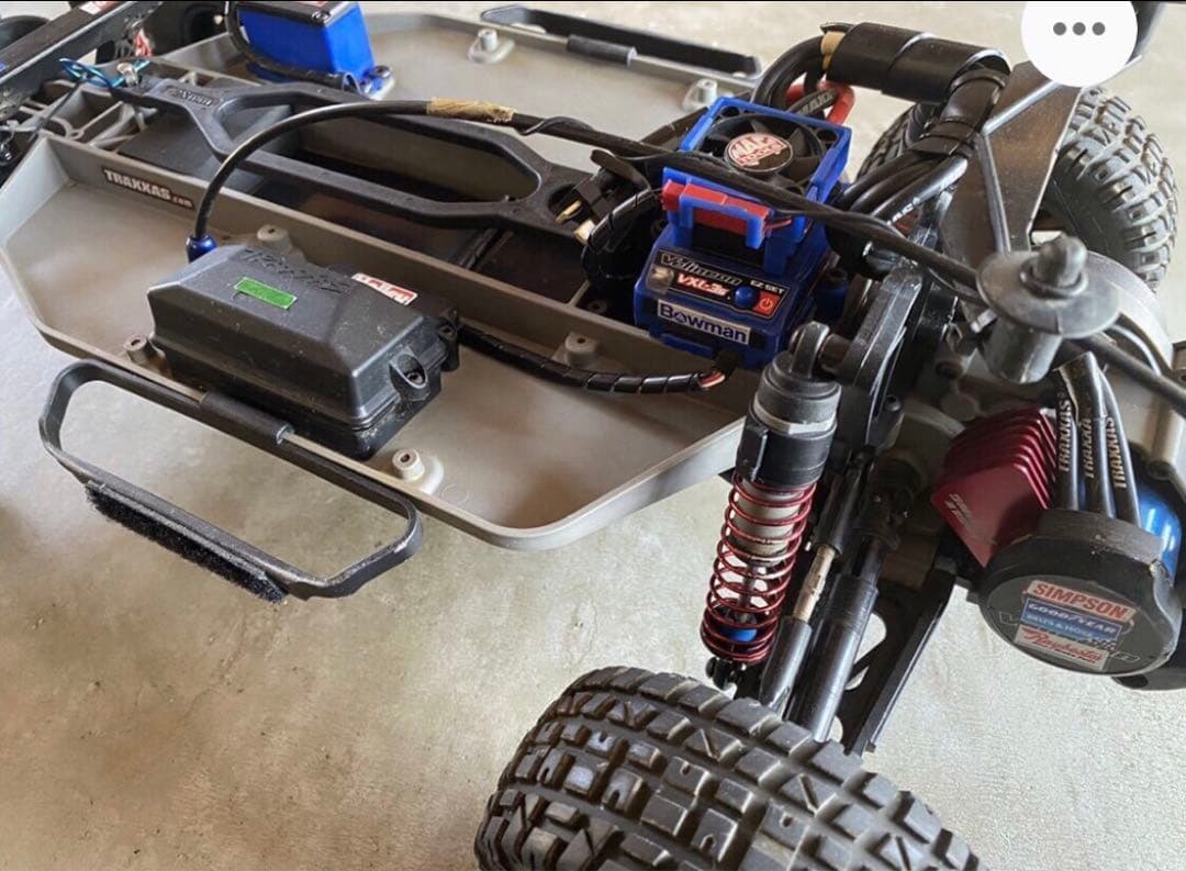 トラクサス　1/8 少し改造中です