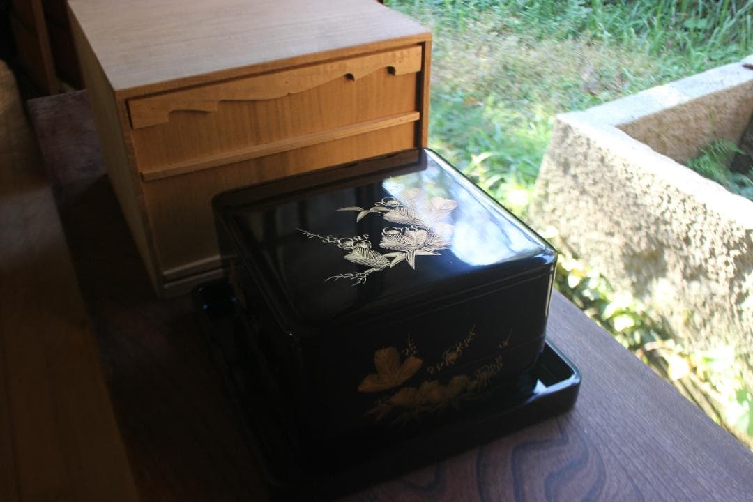 デッドストック！端正な内朱黒漆に優美な松竹梅沈金の輪島塗台付二段重（検重箱お重