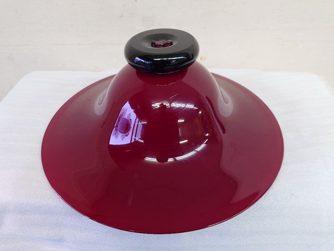 イタリア製　赤色ガラス皿 黒色台座付き