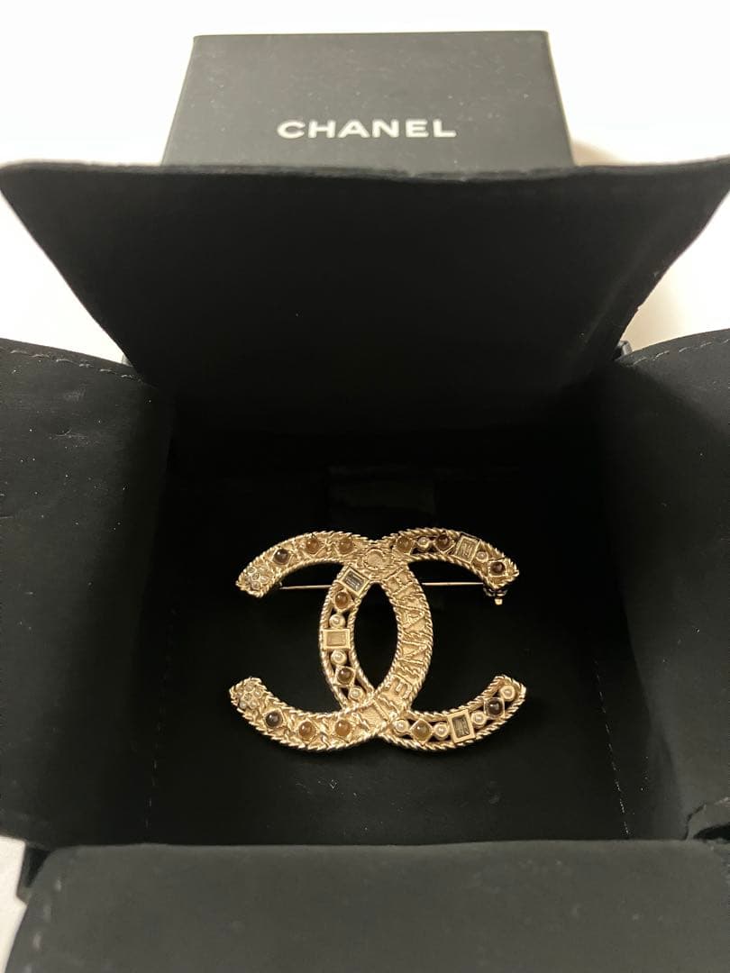 CHANEL CCロゴブローチ ストーン付き