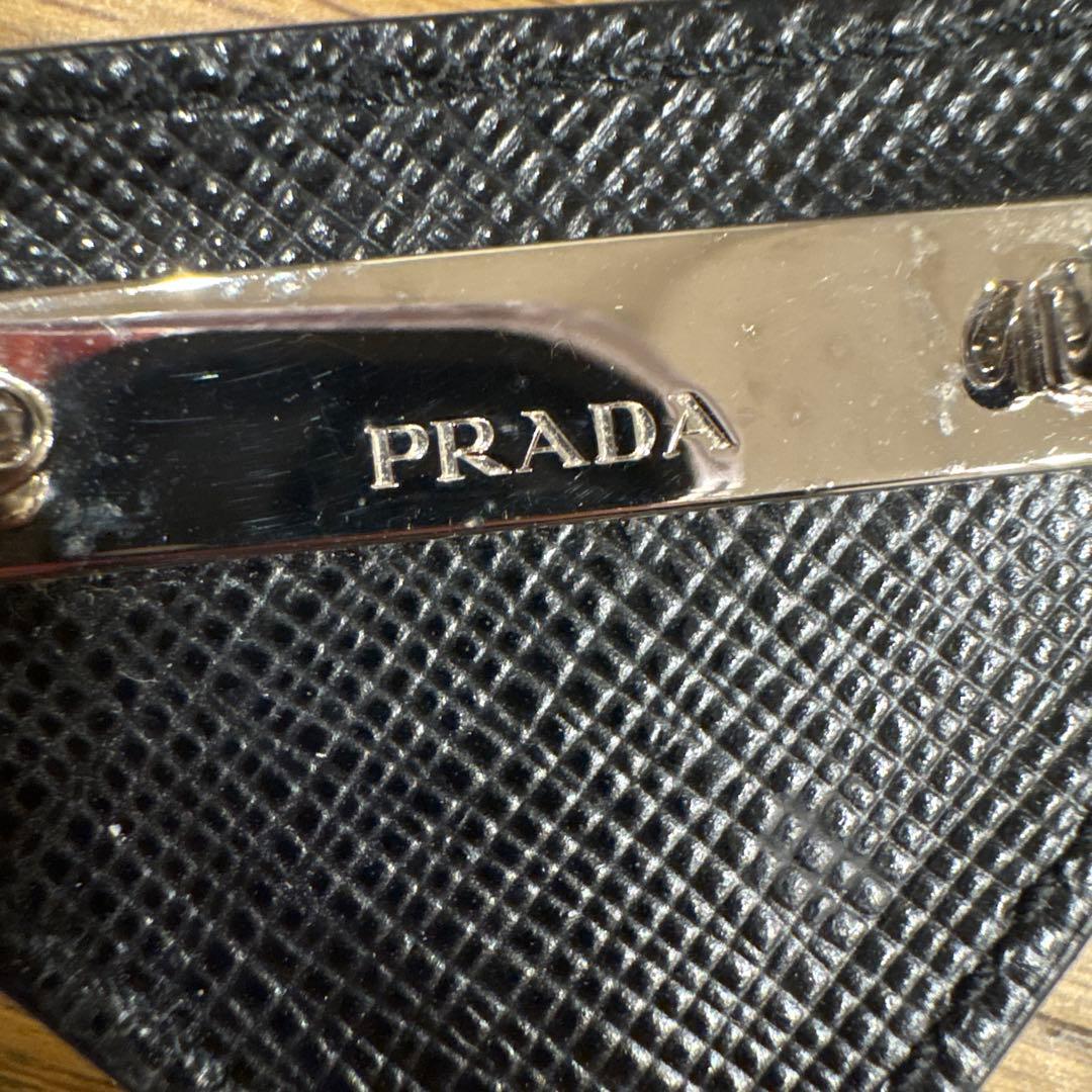 PRADA トライアングル型 黒レザーブローチ