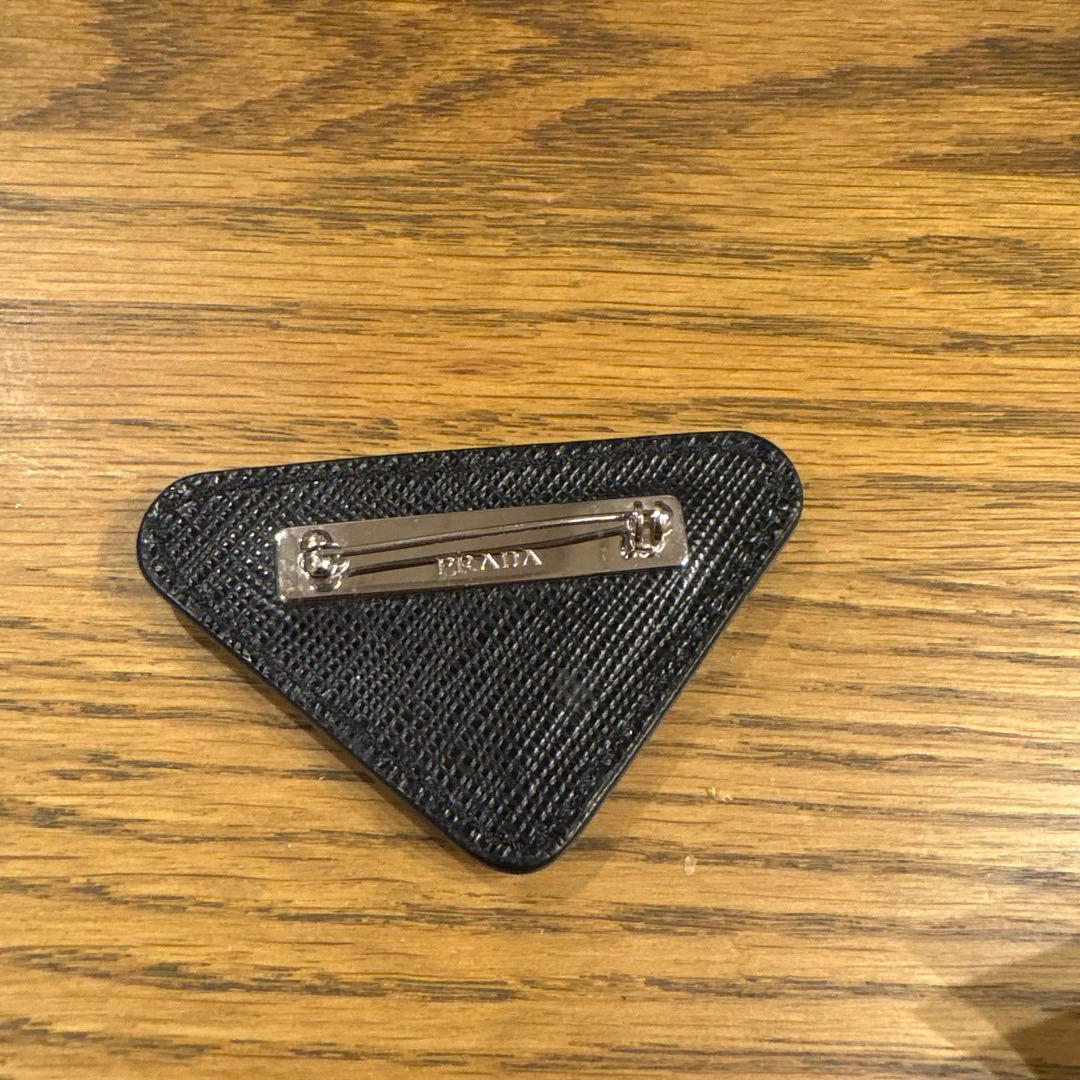 PRADA トライアングル型 黒レザーブローチ