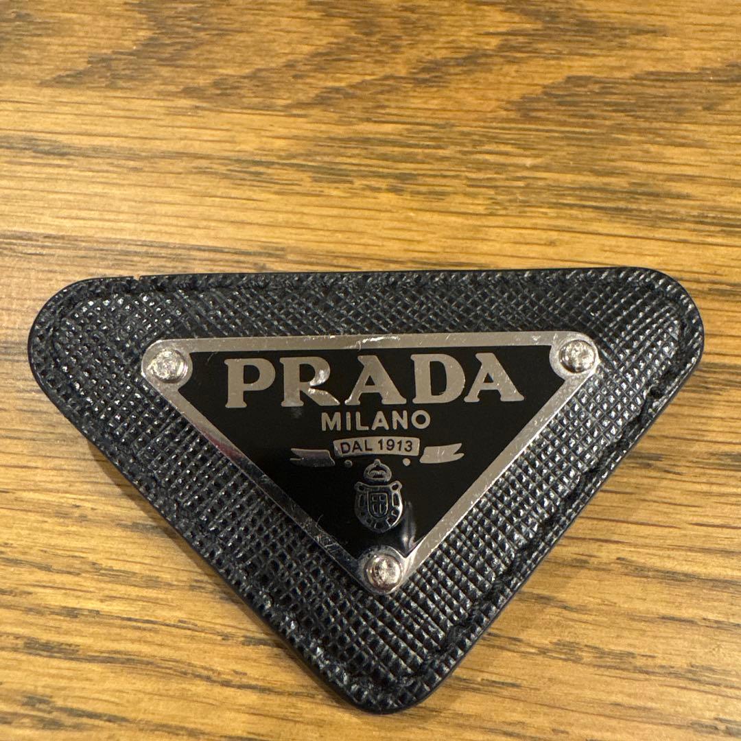 PRADA トライアングル型 黒レザーブローチ