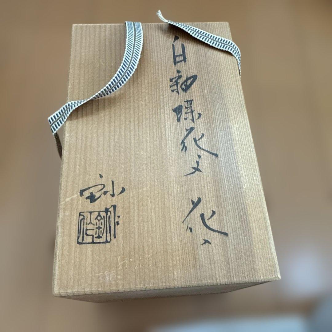 加藤釥　白地金彩蝶文花入