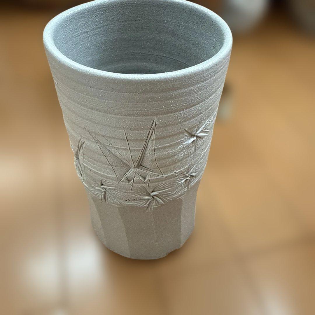 加藤釥　白地金彩蝶文花入