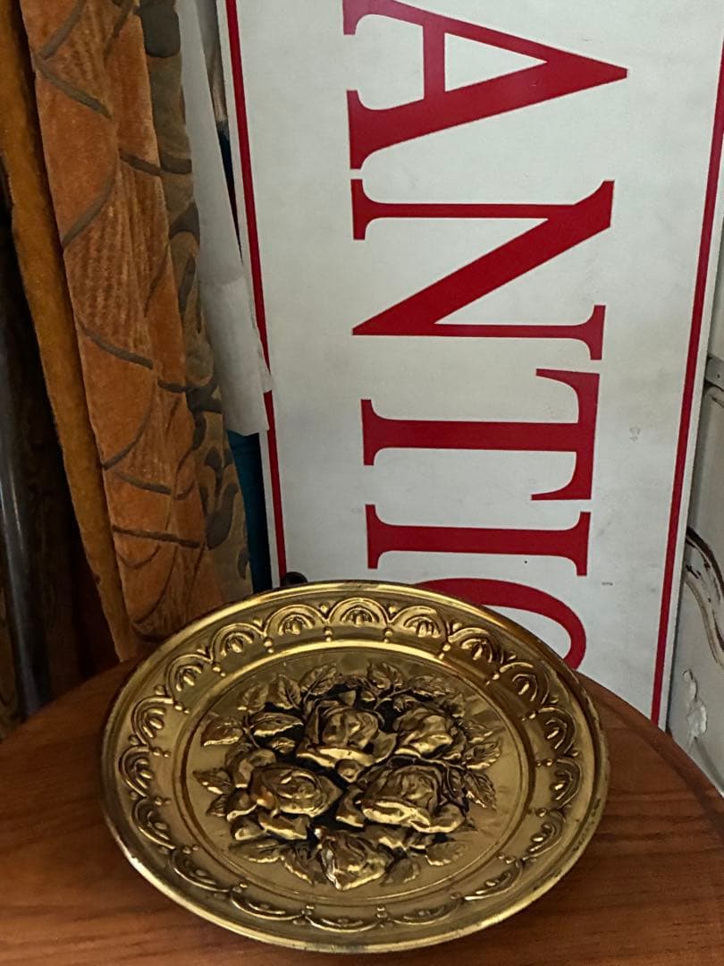 イギリス　アンティーク　真鍮　飾り皿　ビクトリアン　薔薇柄　バラ　100年