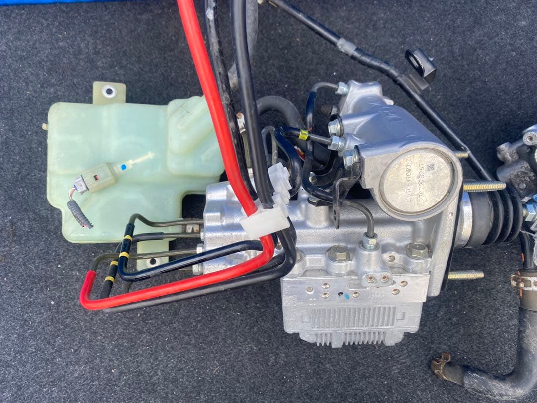 トヨタアクアDAA-NHP10. ABSアクチュエーター