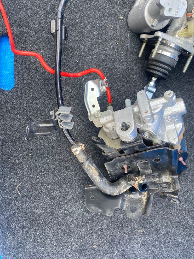 トヨタアクアDAA-NHP10. ABSアクチュエーター