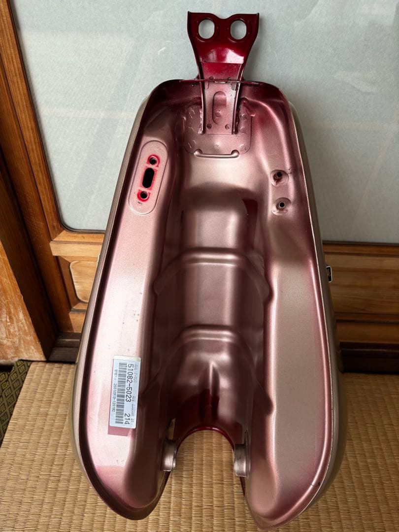 初期型のw650用 赤色タンク