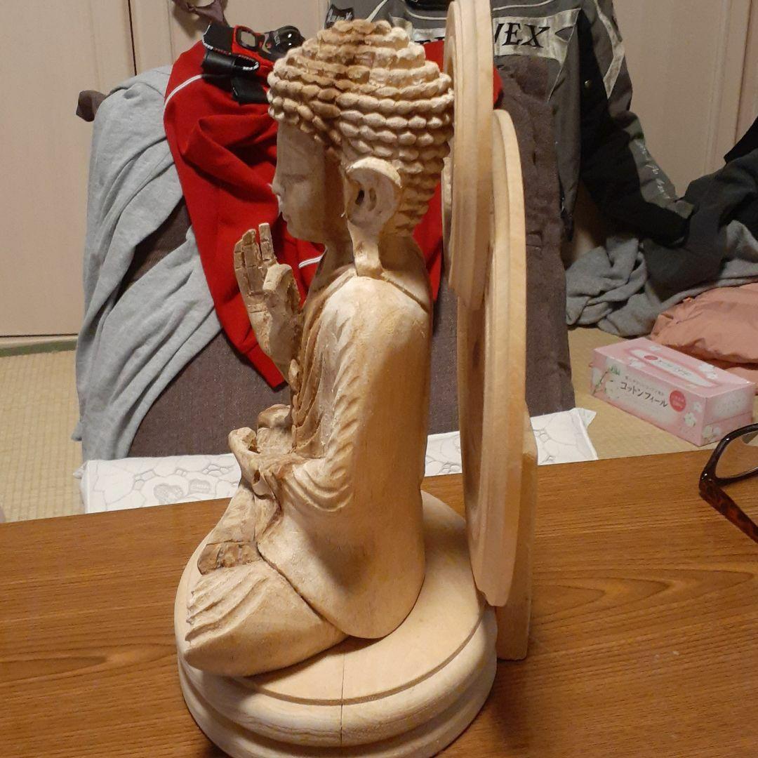 伝統法流血脈を相承した者が一刀三礼の祈りで刻んだ仏像です。