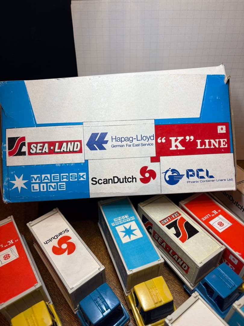 ホンコン製　コンテナートラックのおもちゃ12個