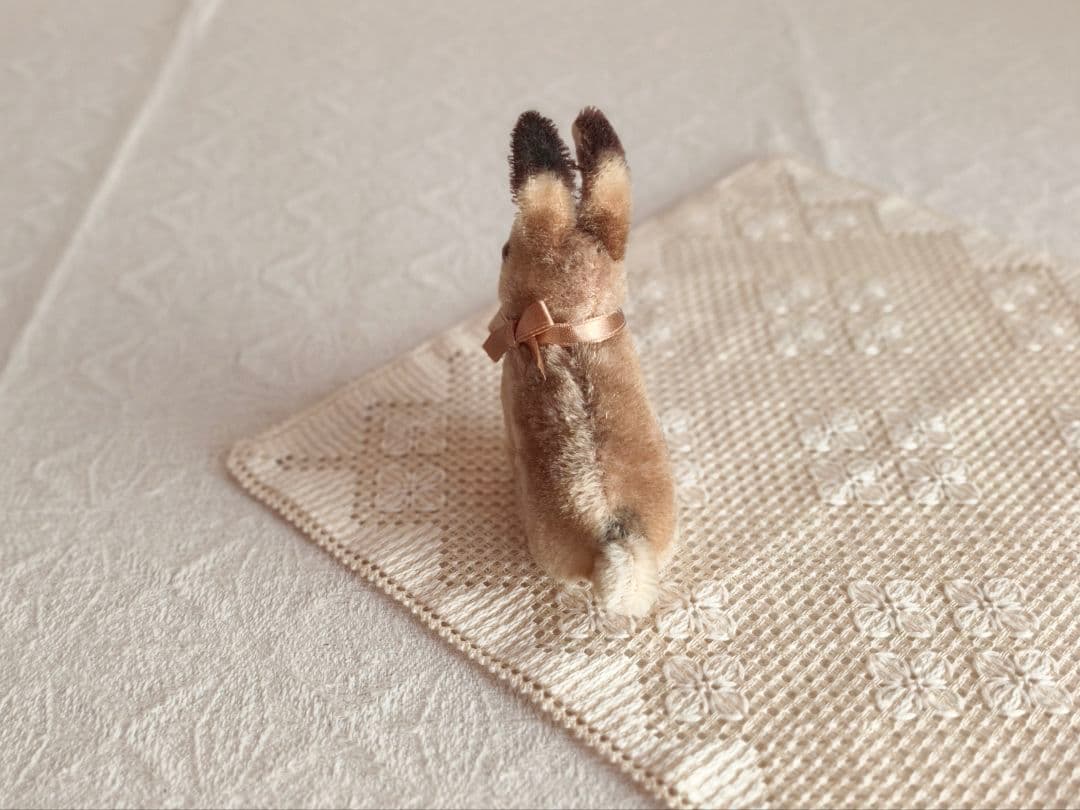 * vintage steiff ୨୧ * お座り姿の かわいいウサギさん