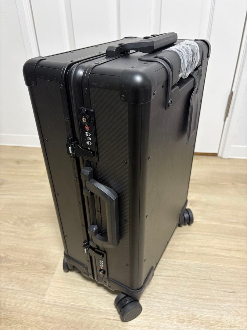 リアルドライカーボン製キャリーケース40L 高さ53cm横35cm奥行21cm