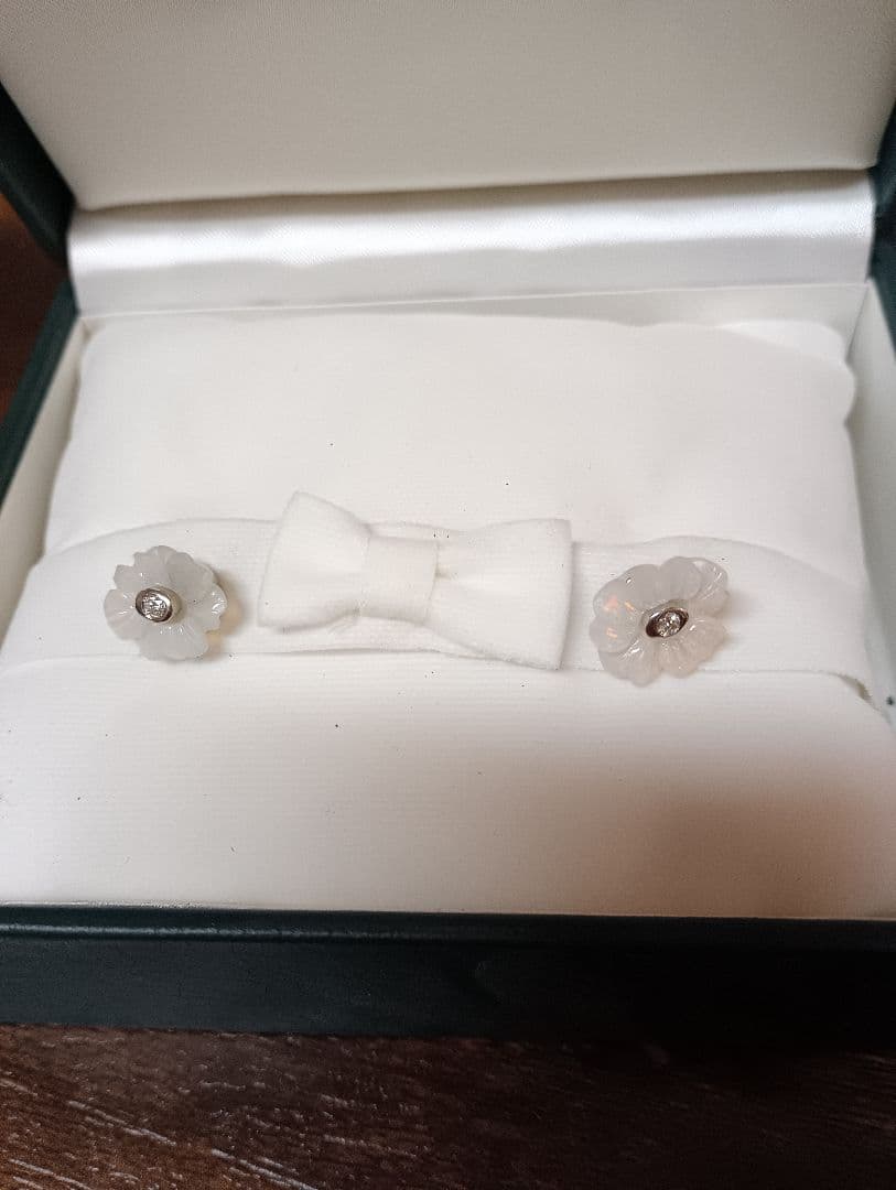 QUEENジュエリー 750 エレガントな白い花のダイヤモンド装飾装飾ピアス