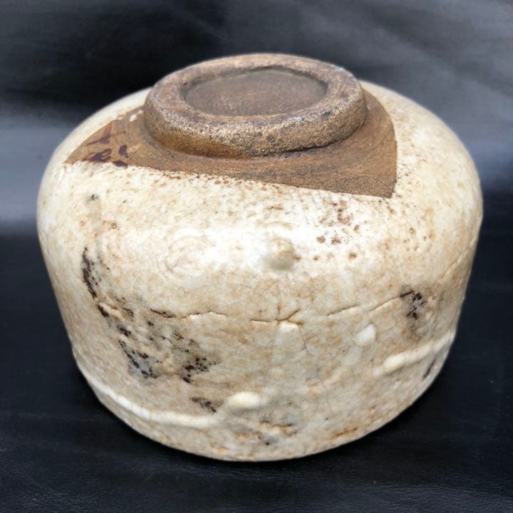 古美術◼️蔵からかなり雰囲気のある釉薬ドロドロの謎の図柄の抹茶茶碗が出て来ました。