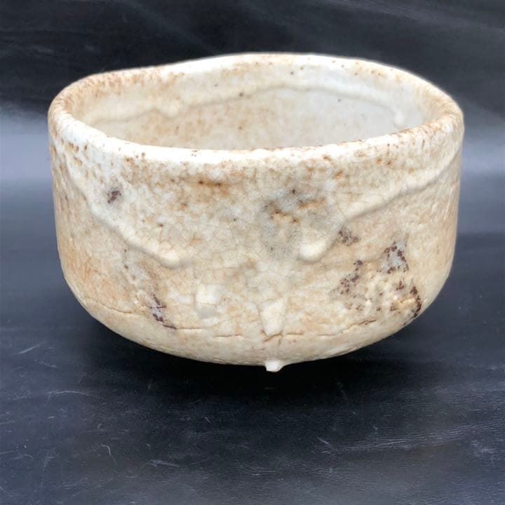 古美術◼️蔵からかなり雰囲気のある釉薬ドロドロの謎の図柄の抹茶茶碗が出て来ました。