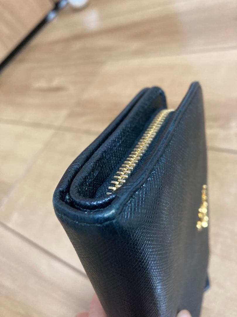 PRADA ブラック サフィアーノレザー 二つ折り財布