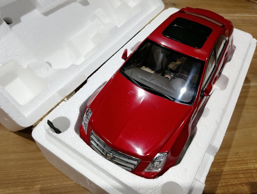 1/18 キャデラック　CTS　セダン　ディーラー品　ミニカー　レッド