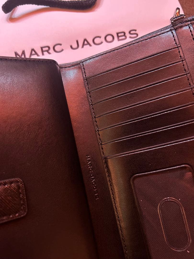 新品　MARC JACOBS 黒 二つ折り財布　フォンリストレット