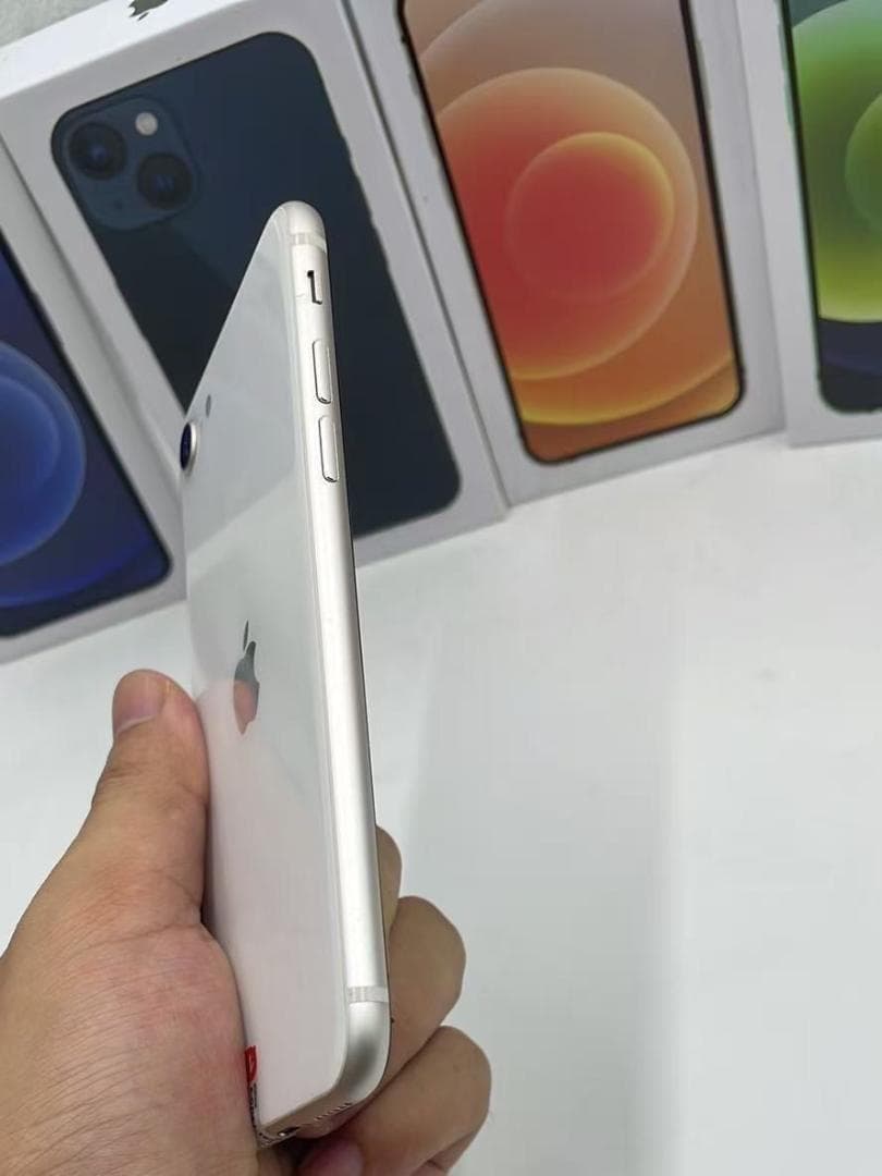 【超美品／バッテリー100%】 iPhone SE2 256GB 白色 フリー