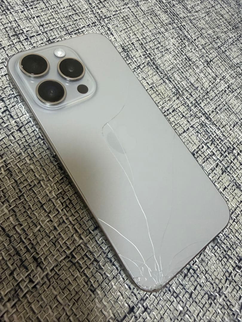 iPhone15pro ナチュラルチタニウム 256GB 背面割れ