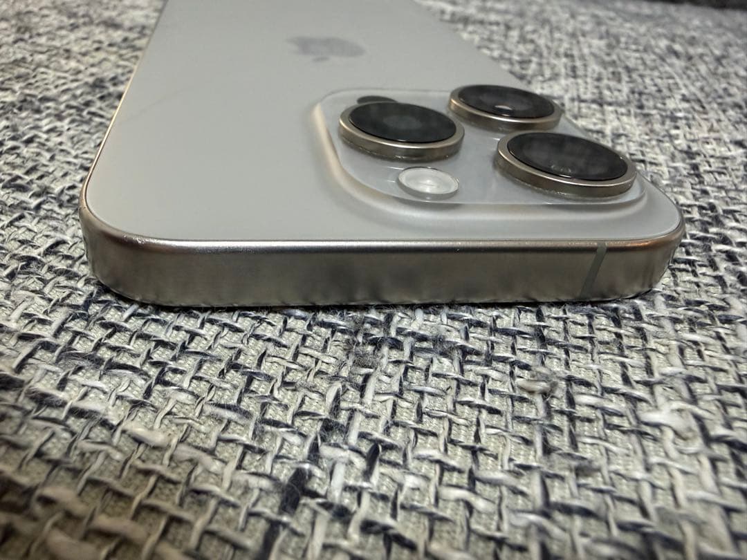 iPhone15pro ナチュラルチタニウム 256GB 背面割れ