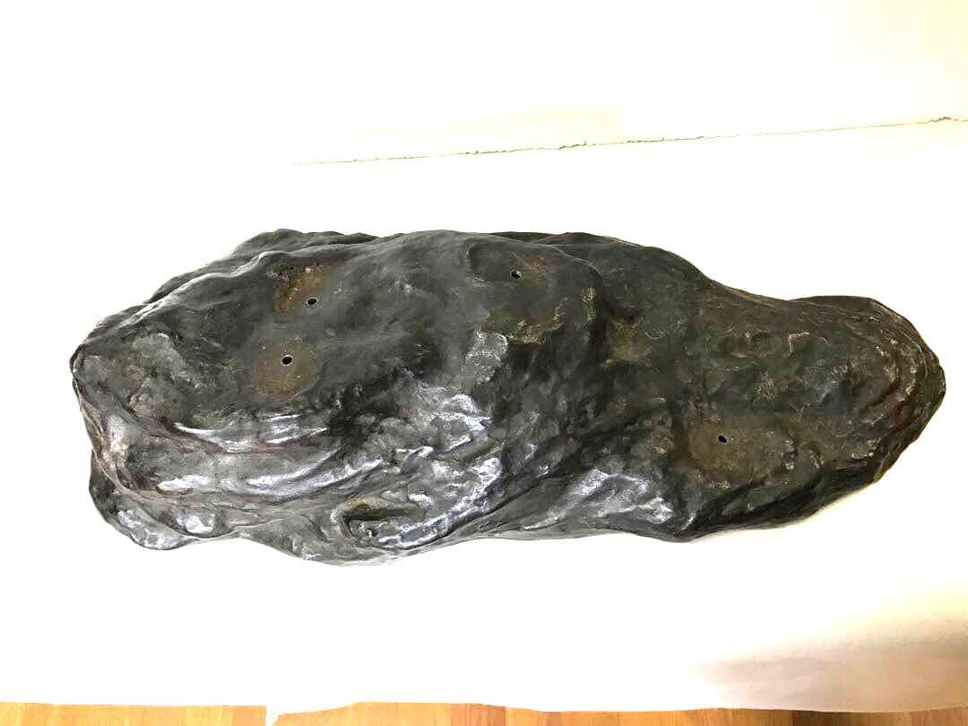 銅製:岩上ライオン置物