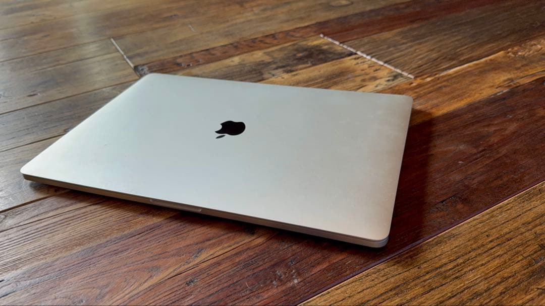 爆安MacBook Pro 15インチCore i7 充放電回数62回！