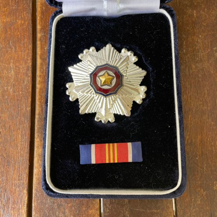 希少！北朝鮮　勲章ヴィンテージ箱付き　メダル　バッジ　ミリタリー雑貨