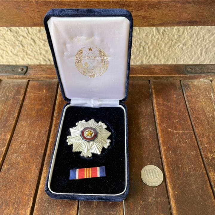 希少！北朝鮮　勲章ヴィンテージ箱付き　メダル　バッジ　ミリタリー雑貨