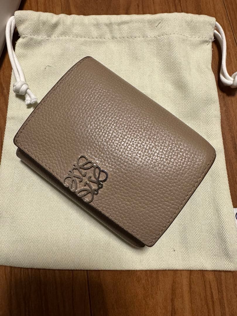 LOEWE ANAGRAM TRIFOLD WALLET サンド