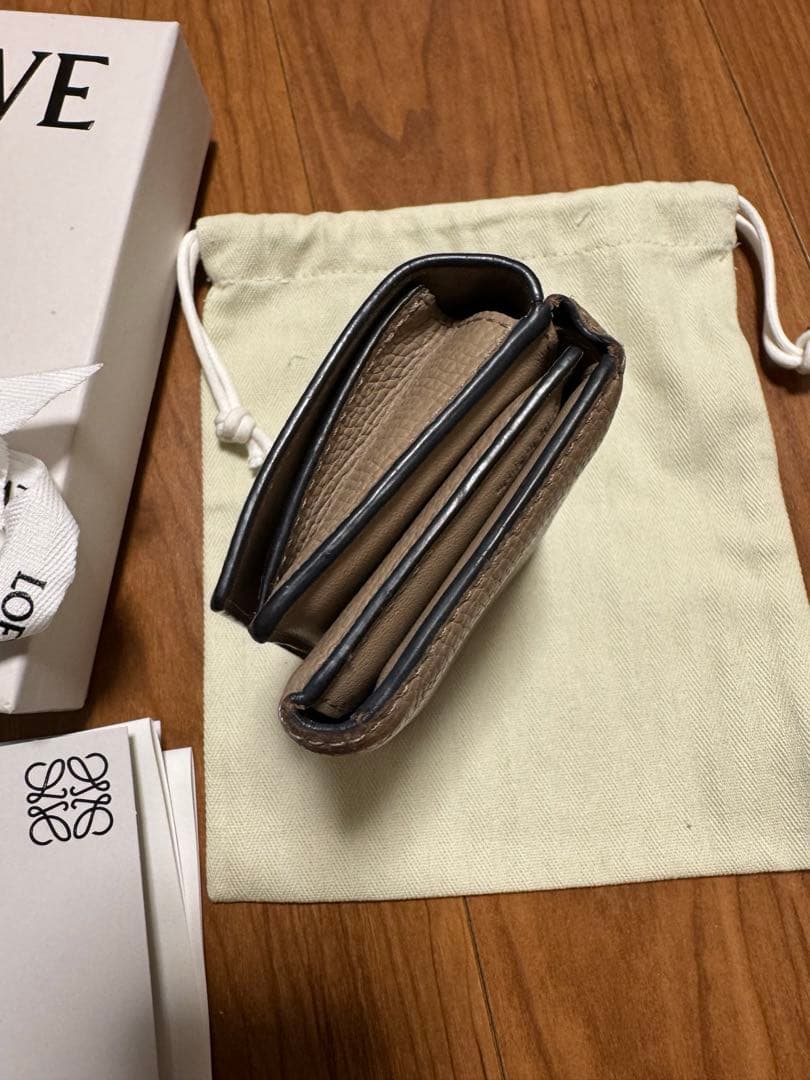 LOEWE ANAGRAM TRIFOLD WALLET サンド