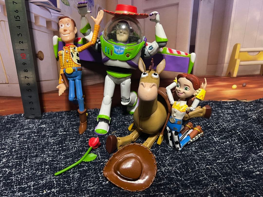 ディズニー　トイストーリー　ウッディ　バズ　ジェシー　ブルズアイ　フィギュア