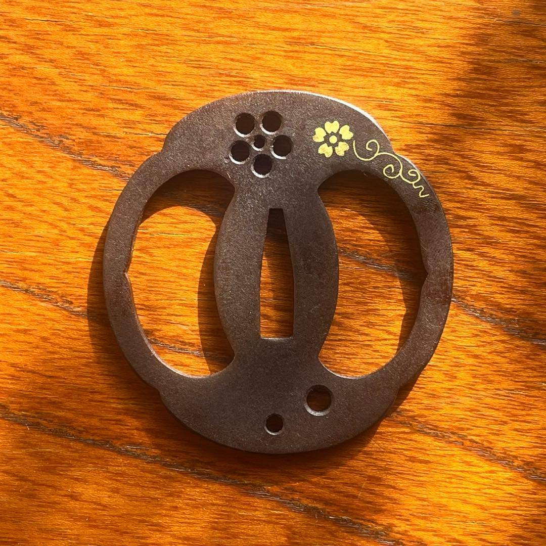 〈時代物〉鍔 刀装具 金象嵌 梅貫桜象嵌図