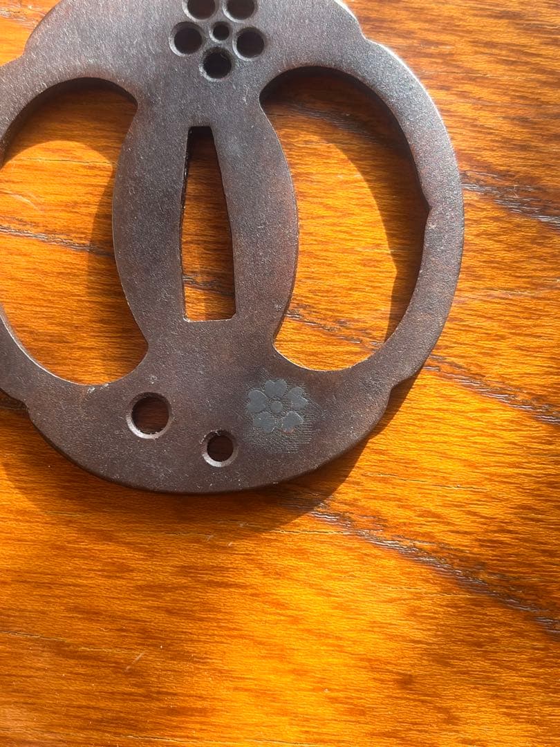 〈時代物〉鍔 刀装具 金象嵌 梅貫桜象嵌図