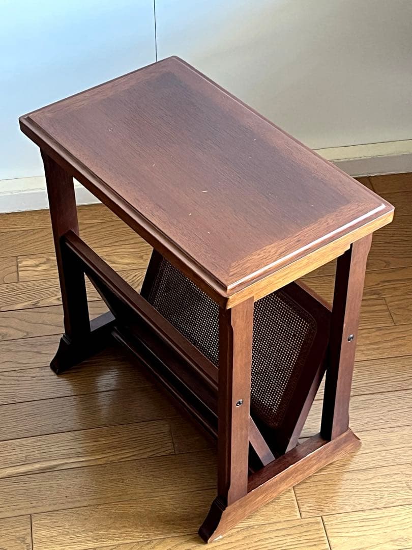 maruni木工製　ヴィンテージマガジンラックになります。 （地中海シリーズ）