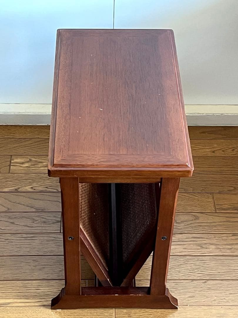 maruni木工製　ヴィンテージマガジンラックになります。 （地中海シリーズ）