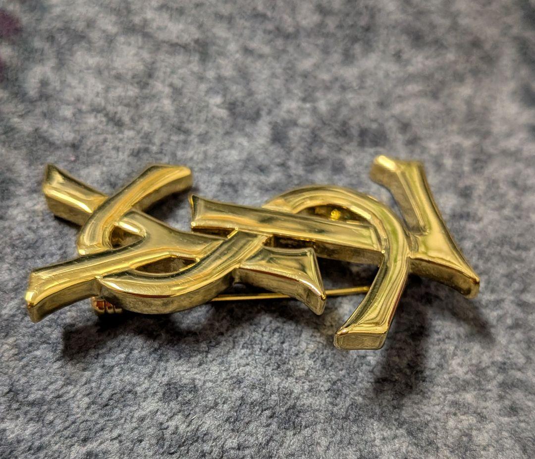 YSL ゴールド ロゴ ブローチ
