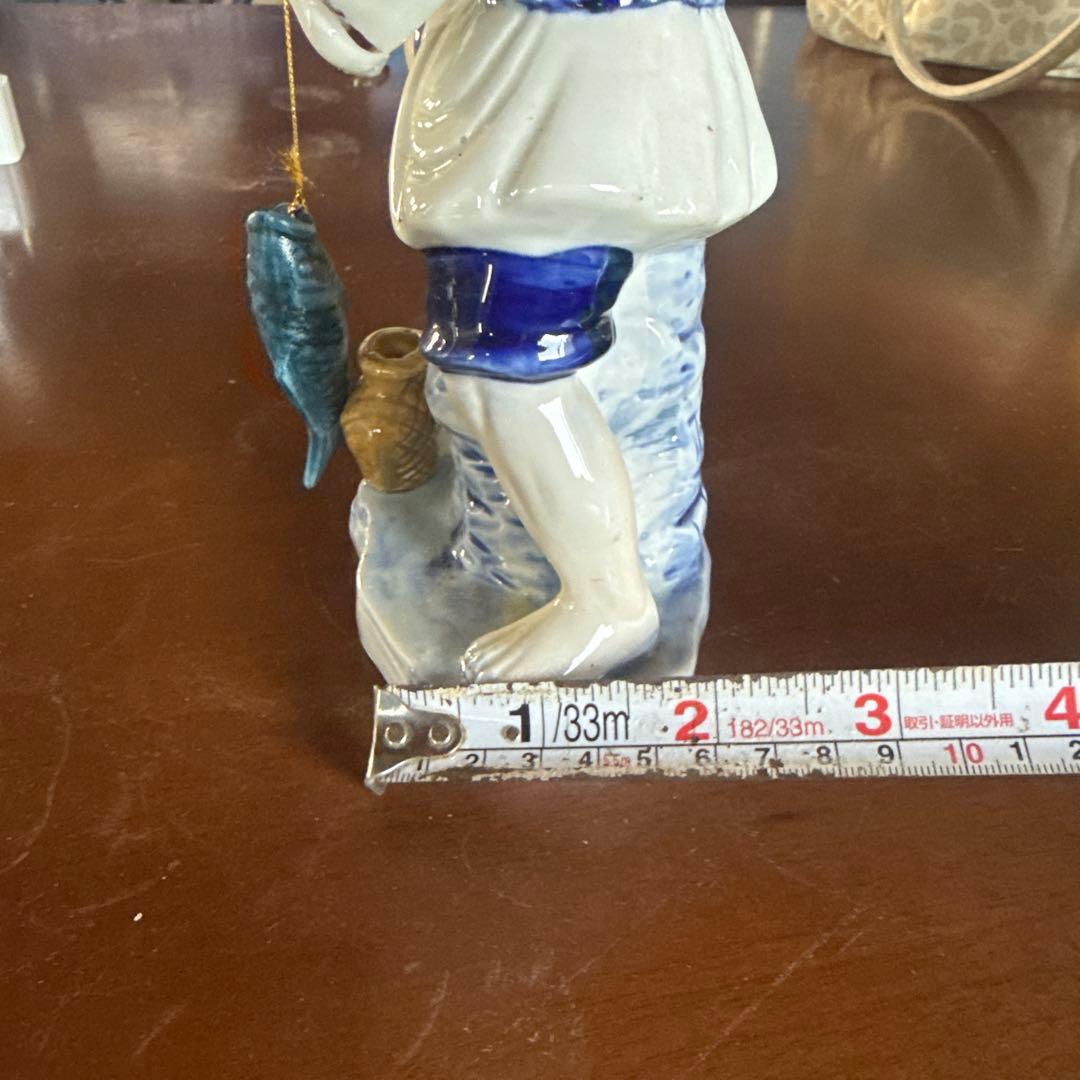 釣りをする老人の陶器像