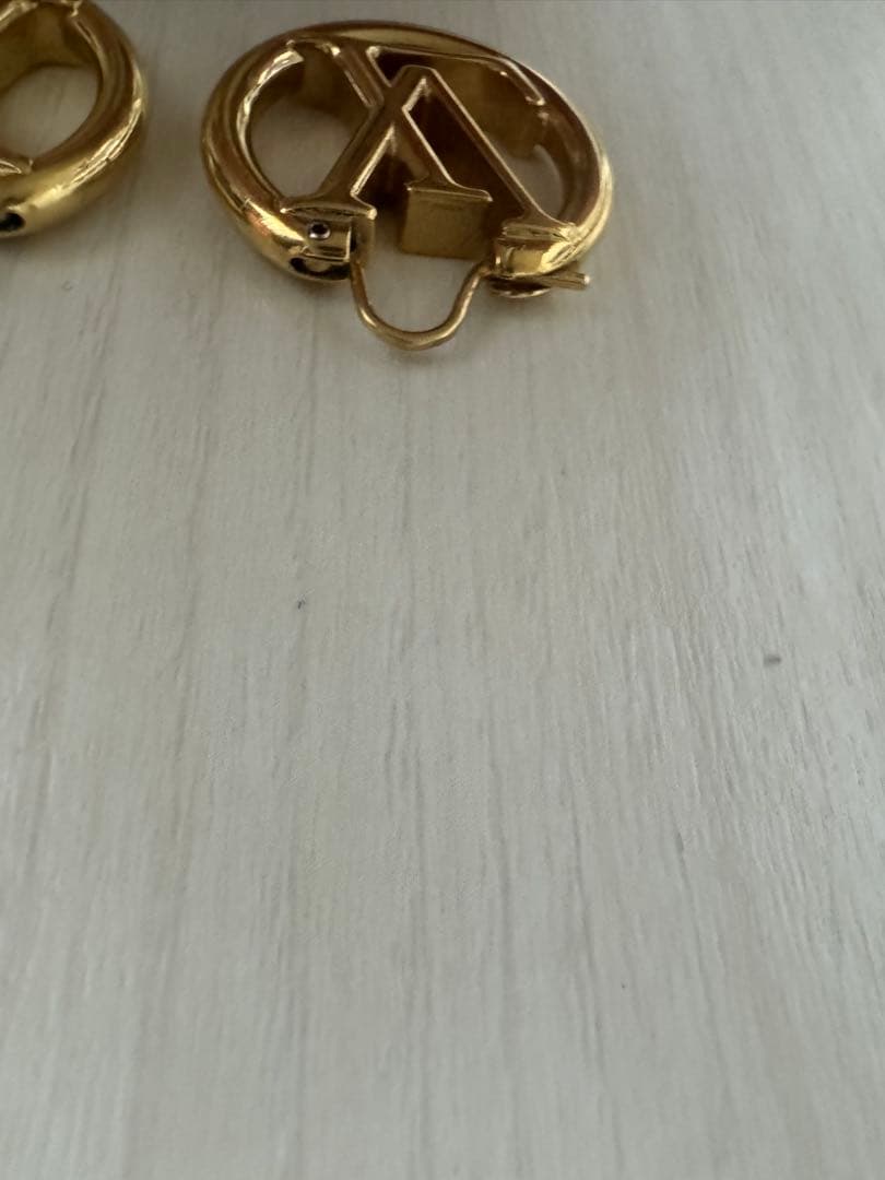 Louis Vuitton ゴールドロゴピアス