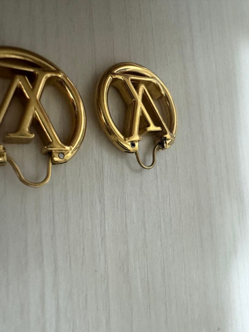 Louis Vuitton ゴールドロゴピアス