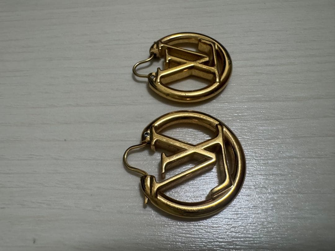 Louis Vuitton ゴールドロゴピアス